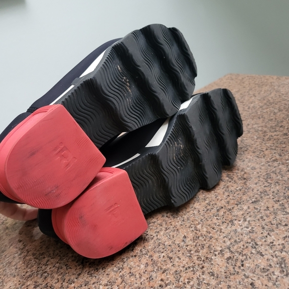 iRi WES I Black Red Low Top Sneaker - Picture 4 of 8